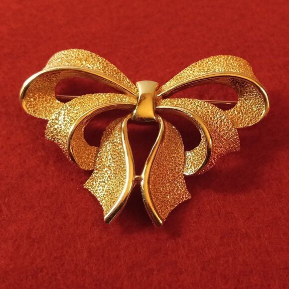 Vintage Crown Trifari Ribbon Brooch - Picture 1 of 4